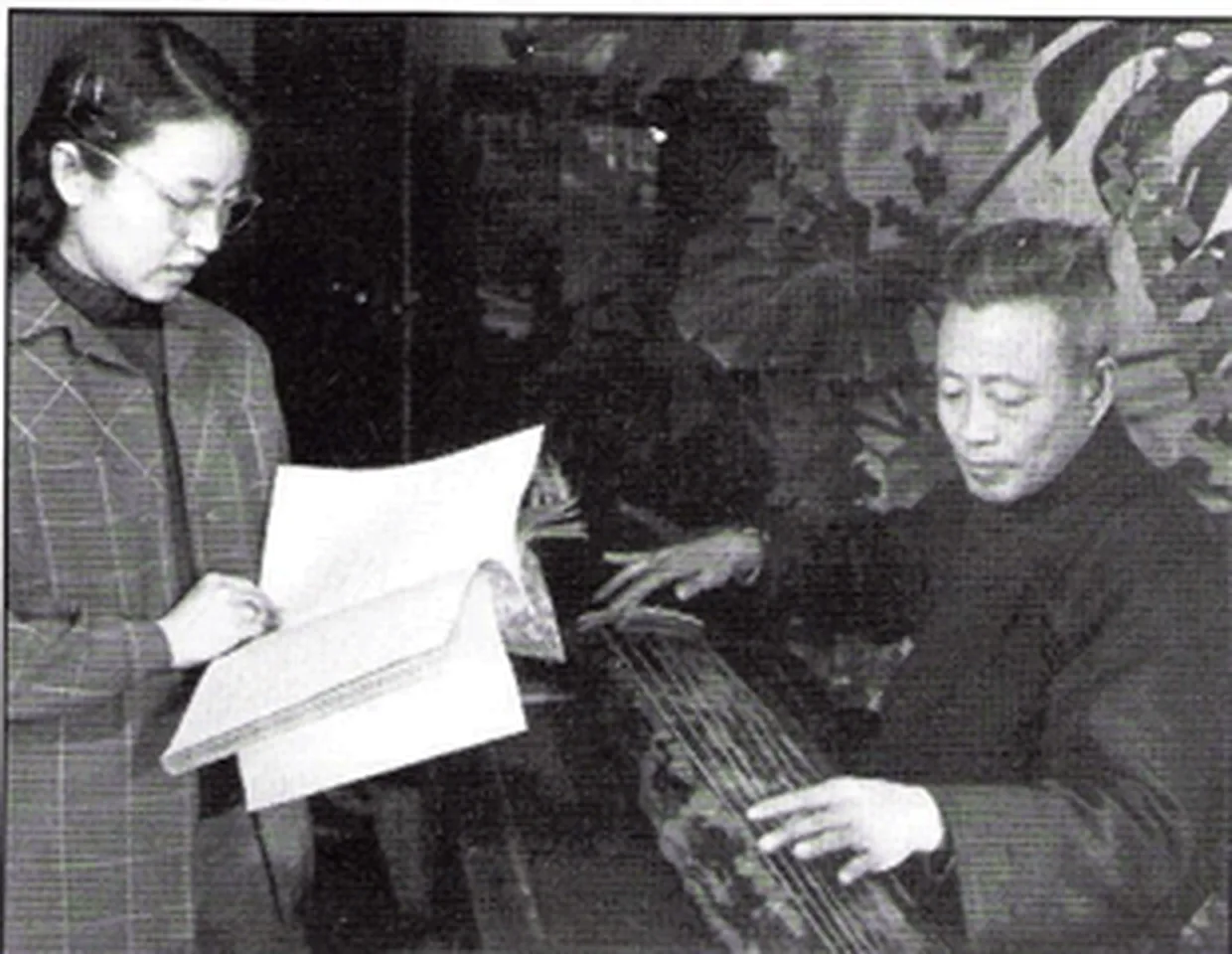 管平湖抚琴,王迪在旁持谱记录