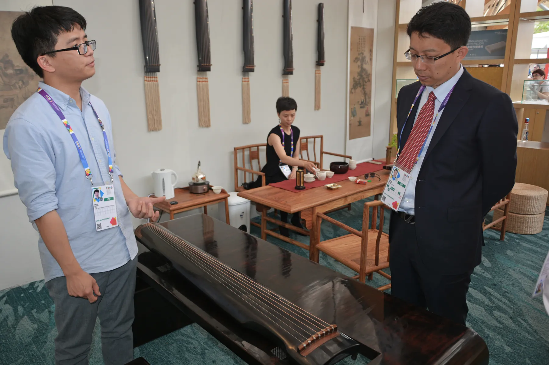 米兰世博会中国馆馆长张亮到访龙人古琴展区