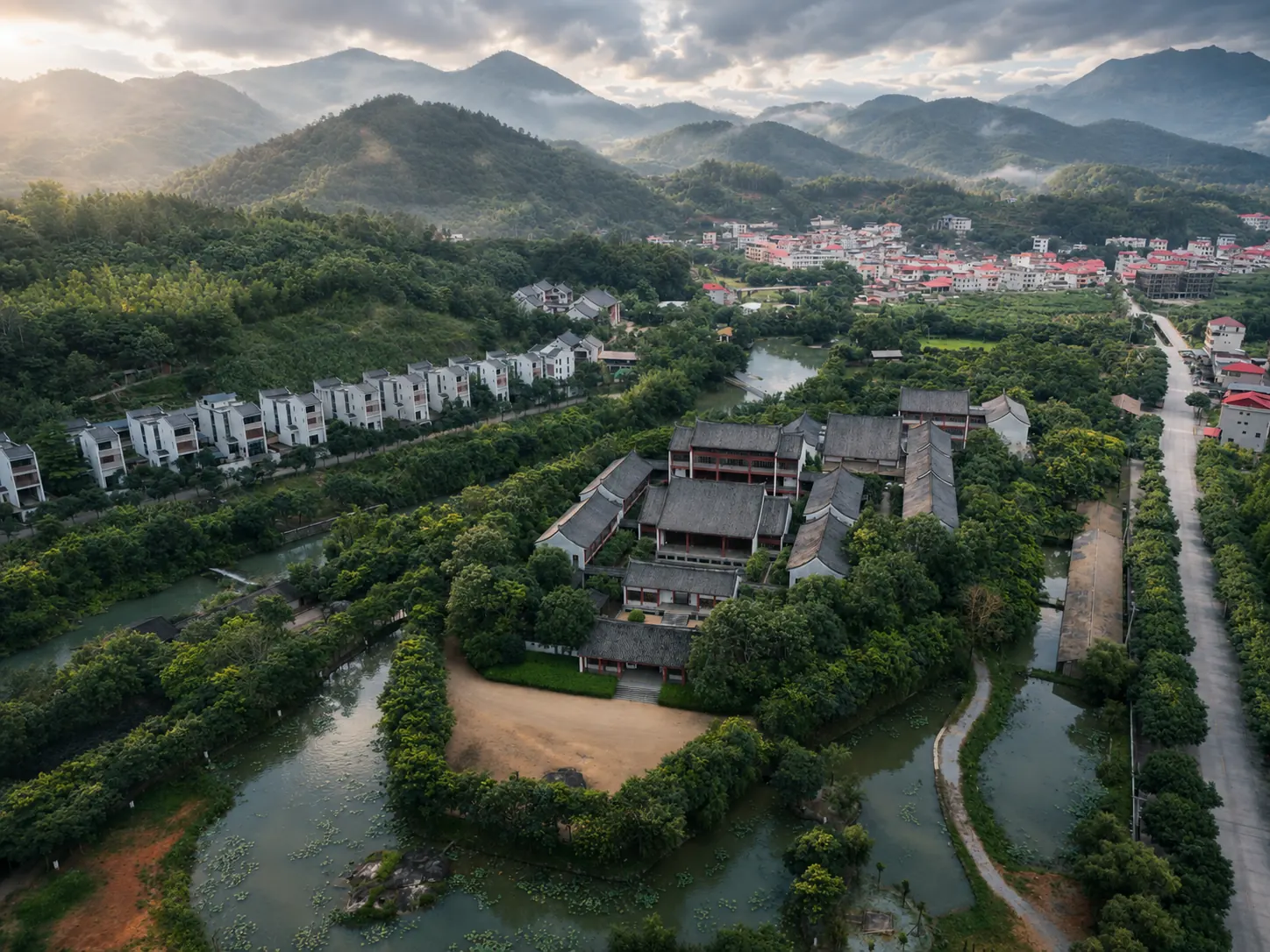 群山环抱的龙人古琴文化村全景