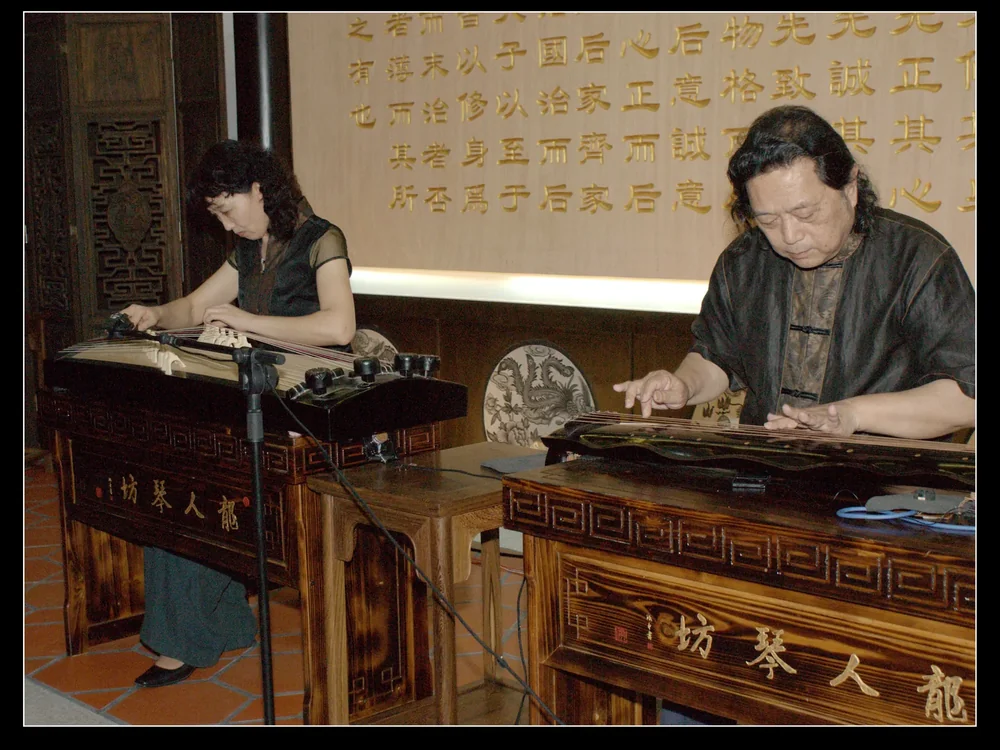 丁承运在 2009 年厦门古琴文化周鼓浪屿音乐会上以「瑶峰泼翠」演奏