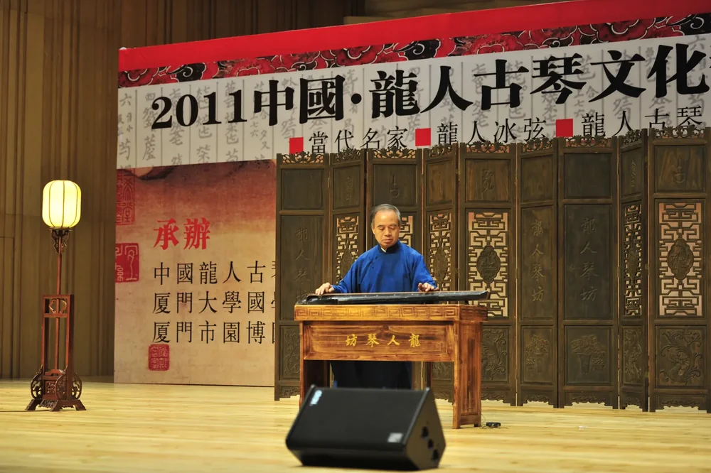 李祥霆在 2011 年首届龙人古琴文化节上以「碧涧松风」演奏