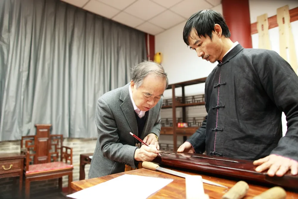 2013 年李祥霆与谢建东一同修缮「瑞鹤丹心」