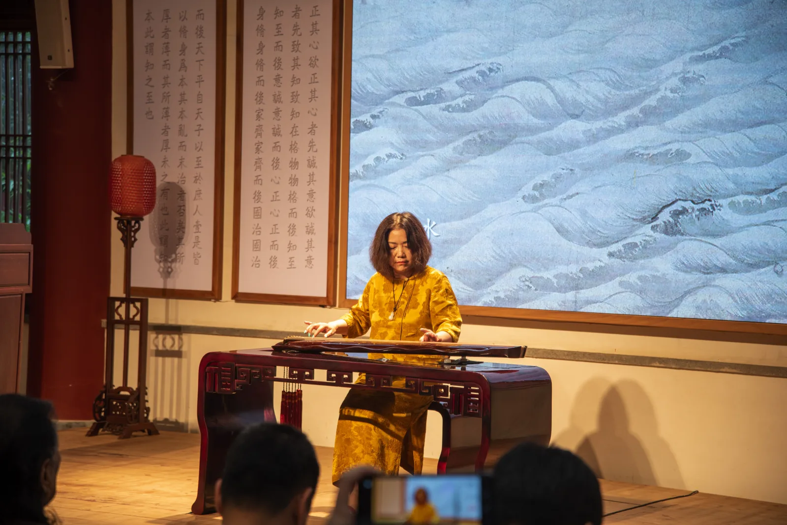 赵家珍在第十四届龙人古琴文化季启动仪式上以「南溟正韵」奏《流水》