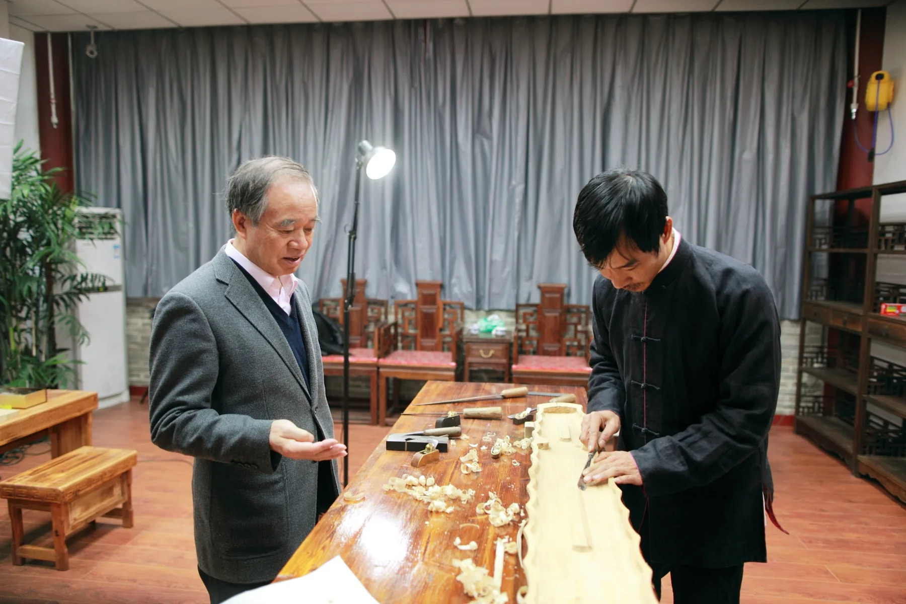 李祥霆与谢建东在斫琴坊共同参与古琴制作